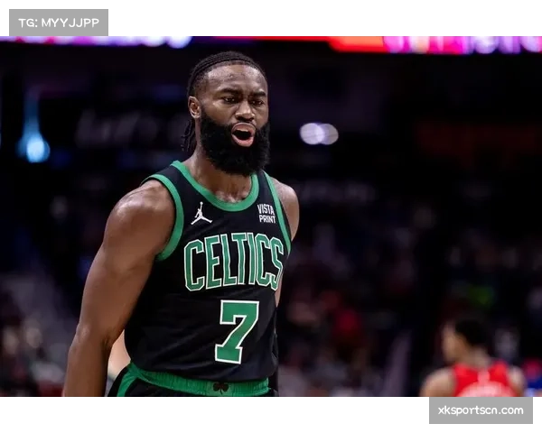 杰伦·布朗本场仅获三次罚球机会，对裁判漏判犯规表示困惑与不满